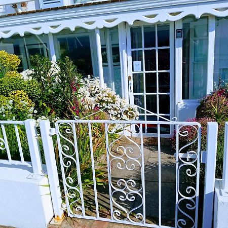 Beachfront Studio Apartment Felixstowe Exterior foto